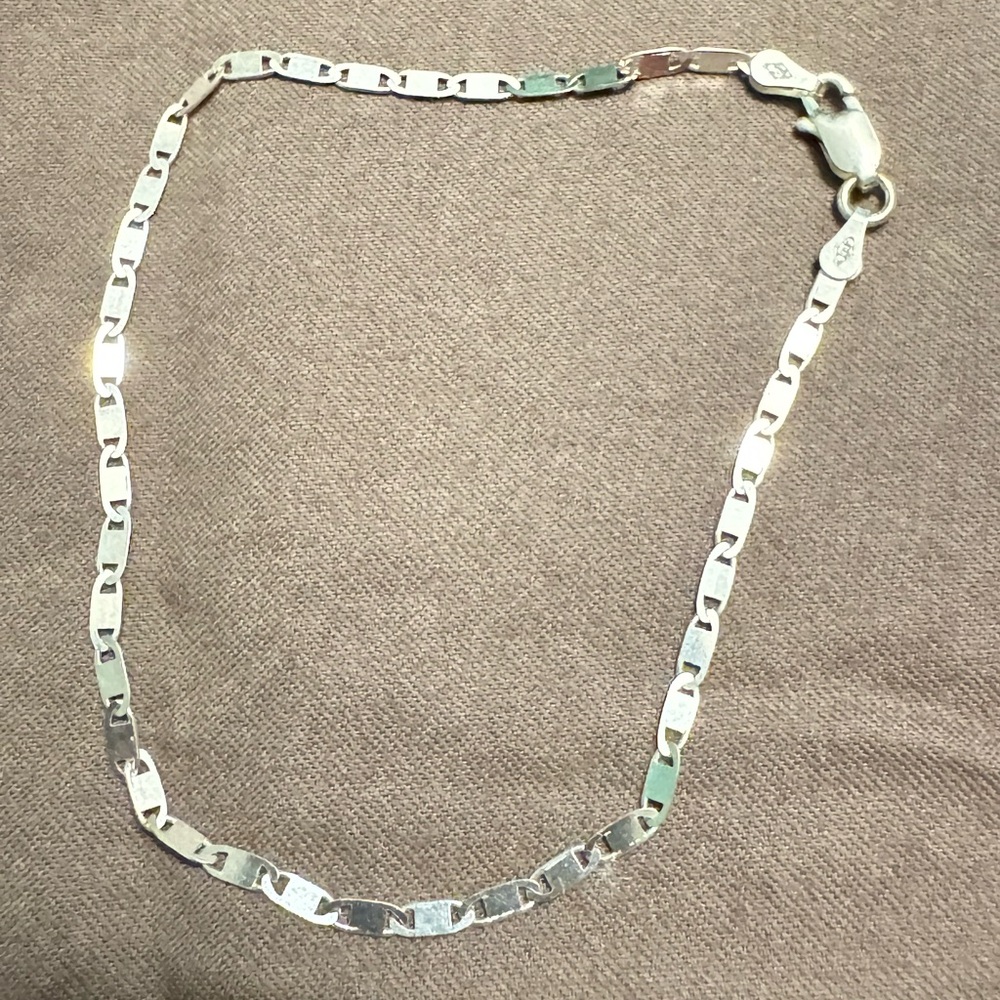 Elegant 925 Sterling Silver flat Valentino bracelet 7” $28